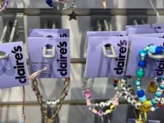 El nuevo propietario de Claire, Ames Watson, se pelea con proveedores asiáticos por una deuda impaga millonaria