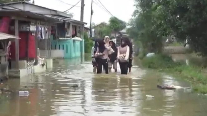 1765127106_6933cb16c2a62-banjir-rendam-ratusan-rumah-di-karawang-jawa-barat_663_372.jpg