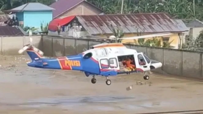1765180784_693418879ab7c-helikopter-polri-mengirim-bantuan-untuk-korban-bencana-di-aceh-tamiang_663_372.jpg