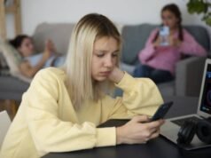 Pantalla, trasnoche y malas notas: una epidemia entre adolescentes