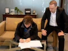 Milei regresó al país y firmó el proyecto de reforma laboral que el Gobierno enviará al Congreso