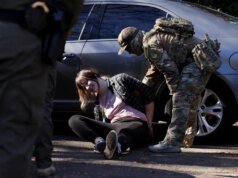 Mujer vinculada al secretario de prensa de Trump, Leavitt, liberada por agencia de inmigración