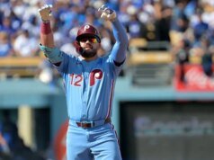Informes: Kyle Schwarber regresa a los Filis con un contrato de cinco años y $150 millones