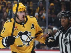Evgeni Malkin (parte superior del cuerpo) de los Penguins se dirige a IR