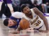 Lakers G Marcus Smart (atrás) espera jugar contra los Spurs