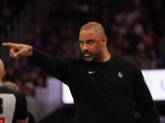 El entrenador de los Rockets, Ime Udoka, multado con 25 000 dólares por criticar a los árbitros