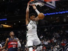 Giannis Antetokounmpo, de los Bucks, estará fuera del partido por distensión en la pantorrilla derecha