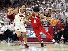 El No. 6 Louisville cabalga con fuerza en su defensa hacia el choque contra el No. 22 Indiana
