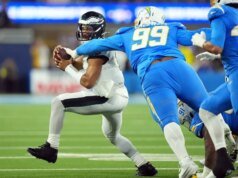 Los Chargers sobreviven al event de pérdidas de balón para derrotar a los Eagles en tiempo added
