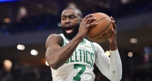 Jaylen Brown de los Celtics ilumina el marcador antes del choque converse el Warmth