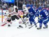 La rápida ráfaga del tercer período de Maple Leafs aturde a los Blackhawks