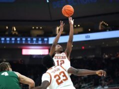 Tramon Mark (18 puntos) lidera el ataque equilibrado de Texas en su victoria sobre Le Moyne