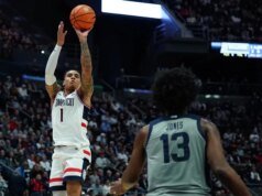 El No. 5 UConn aprovecha la noche de su carrera de Solo Ball para superar a Butler