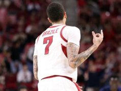 Noche de carrera para Trevon Brazile mientras el No. 14 Arkansas derrota a Queens