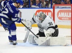 Adrian Kempe anota los dos goles de los Kings en la victoria sobre Lightning