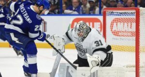 Adrian Kempe anota los dos goles de los Kings en la victoria sobre Lightning