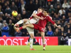 Villa pone fin a la racha invicta del Arsenal, la crisis de los Rojos se profundiza con el empate