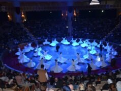 Los derviches giratorios honran a Rumi en el 752 º aniversario de su fallecimiento