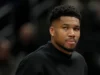 Giannis Antetokounmpo niega haber hablado con los Bucks sobre el futuro con el equipo, pero su agente podría ser otra historia