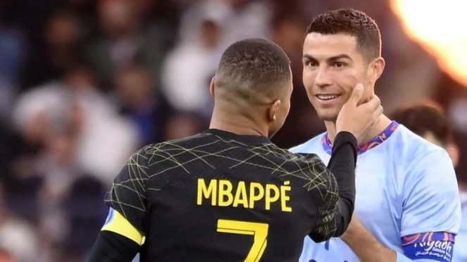 63ca46f0444df-kylian-mbappe-memeriksa-memar-di-wajah-ronaldo_663_372.jpg