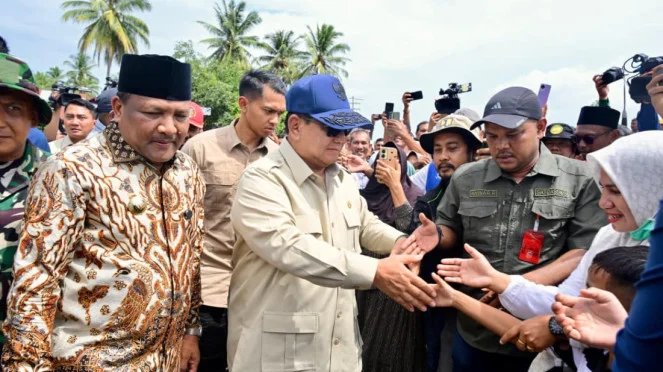 69351fafd1e04-presiden-prabowo-tinjau-korban-bencana-di-aceh_663_372.jpg