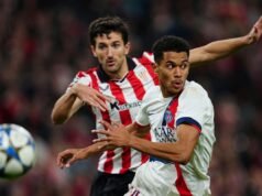 Unai Simón contiene al PSG