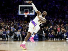 LeBron James hiela a los 76ers con 10 puntos consecutivos en el 4T, incluida la daga de último minuto para asegurar la victoria de los Lakers