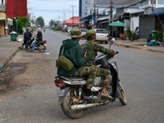 Los enfrentamientos fronterizos entre Tailandia y Camboya entran en su tercer día mientras 500.000 personas huyen de los combates