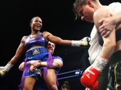 Caroline Dubois firma con Jake Paul antes de la pelea en la cartelera de Anthony Joshua