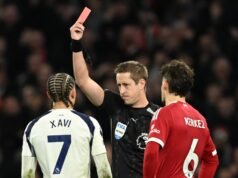 Gary Neville reprende a Xavi Simons por la ‘ridícula’ tarjeta roja stake el Liverpool