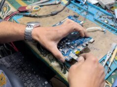 Los trabajadores tecnológicos de Gaza codifican entre los escombros mientras la guerra de Israel destruye la vida electronic