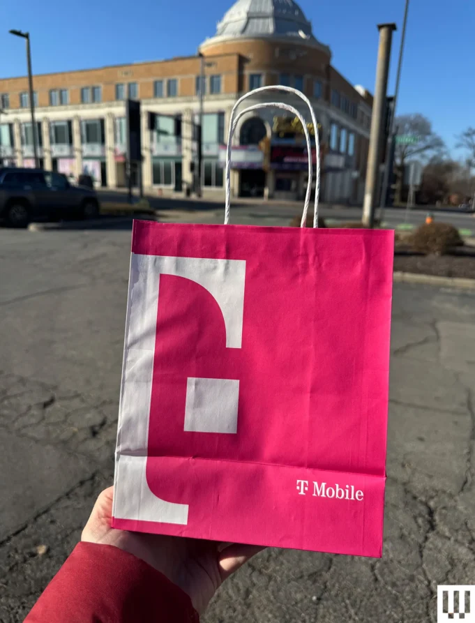 T-Mobile2520Switch2520In2520152520Minutes2520bag2520outside2520store2520Reviewer2520Photo.webp