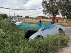 Choque y vuelco en la zona oeste de La Plata: dos autos involucrados y heridos