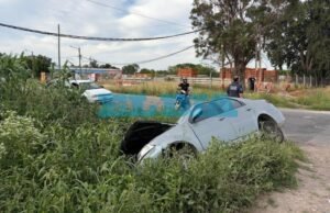 Choque y vuelco en la zona oeste de La Plata: dos autos involucrados y heridos