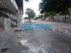 "Le faltan el respeto a la Universidad": recibidas en donde nadie limpia y dejan un "río" de basura en La Plata