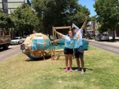 Stitch llega al boulevard de 19: otro histórico grupo de muñecos que se prepara para una quema especial en La Plata