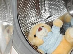 La limpieza de la ropa comienza al tirarla la cubo: esto es lo que haces mal y tienes que cambiar