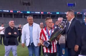 Sin secanucas, ‘Chiqui’ Tapia transpiró como nunca en la entrega de premios a Estudiantes en Santiago