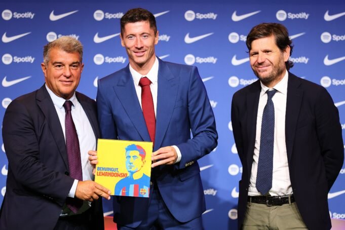 fc-barcelona-unveil-new-signing-robert-lewandowski-min.jpg
