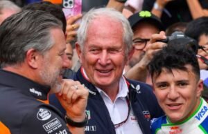 Oliver Mintzlaff, CEO de Red Bull, barre con Helmut Marko cofundador de los equipos de F1