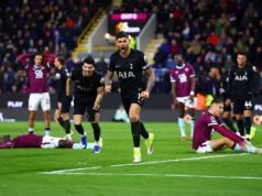 Los fanáticos del Tottenham se burlan de Thomas Frank con brutales cánticos de despido a pesar del tardío empate del Burnley