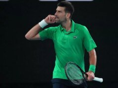 El furioso Novak Djokovic es abucheado por el público del Abierto de Australia mientras pierde la calma con el árbitro
