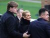 Gabby Logan y los íconos del fútbol encabezan a los dolientes en el funeral de su padre Terry Yorath