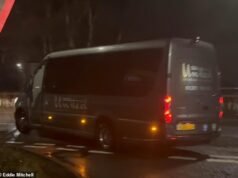 La ministra del Interior, Shabana Mahmood, criticó el “día de la vergüenza” cuando los primeros inmigrantes ilegales llegan al nuevo centro de alojamiento “al amparo de la oscuridad”.