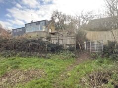 La estrella de Frasier, Kelsey Grammer, acusada de dejar que su cabaña de £ 1 millón en Somerset se arruinara después de perder una batalla de planificación para transformarla en una mansión.