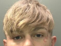 Un narcotraficante tonto que posaba con dinero en efectivo y cocaína es atrapado después de que la policía descubre su tatuaje distintivo