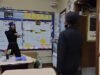 Un video clip escalofriante muestra a un estudiante de secundaria arrasando el aula con un cuchillo … antes de que el maestro intervenga