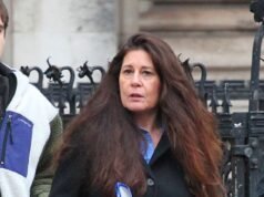 La azafata de British Airways que fue lanzada al aire y se rompió la rodilla durante una turbulencia severa pierde una oferta por ₤ 72, 500 en daños y perjuicios