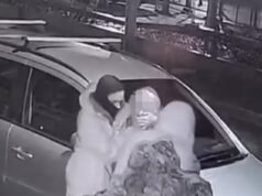 Momento repugnante: atracadores cheat cuchillos hurgan en los bolsillos de un pensionado en un día más en el Londres wrong ley, mientras los transeúntes no hacen nada.