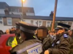 Los escolares chocan con la policía mientras el evento viral de ‘cita a ciegas’ de TikTok se convierte en un caos después de que más de 200 adolescentes se reunieron en la calle principal del sur de Londres.